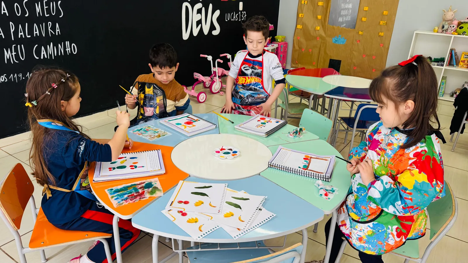 Alunos do CEPP Ijuí em atividade em uma sala colorida