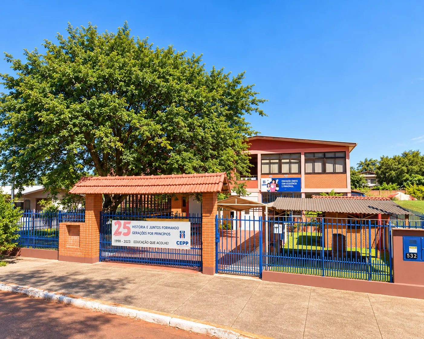 Fachada do CEPP Ajuricaba com o banner dos 25 anos da escola