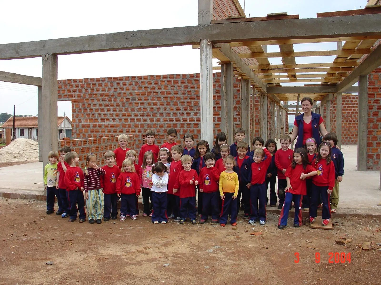 Alunos do CEPP com uniforme vermelho reunidos no pátio da escola